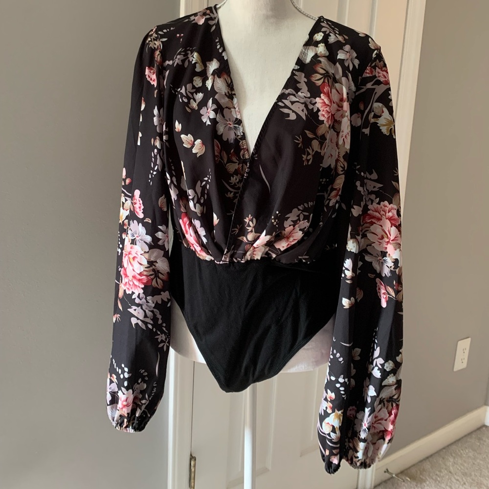 Plunging neck lantern sleeve floral print bodysuit